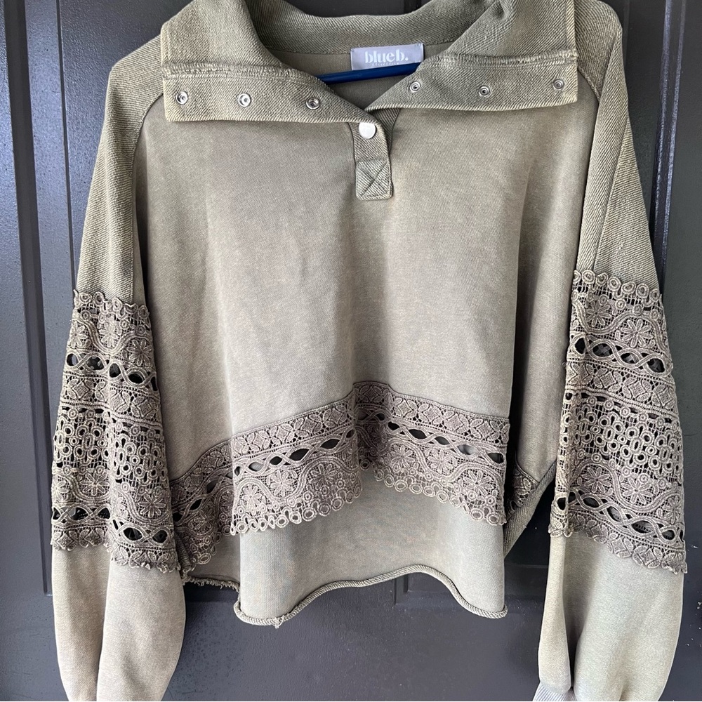 Blue B Boho Lace Trim Cropped Sweatshirt Olive Green Snap Neck Size S